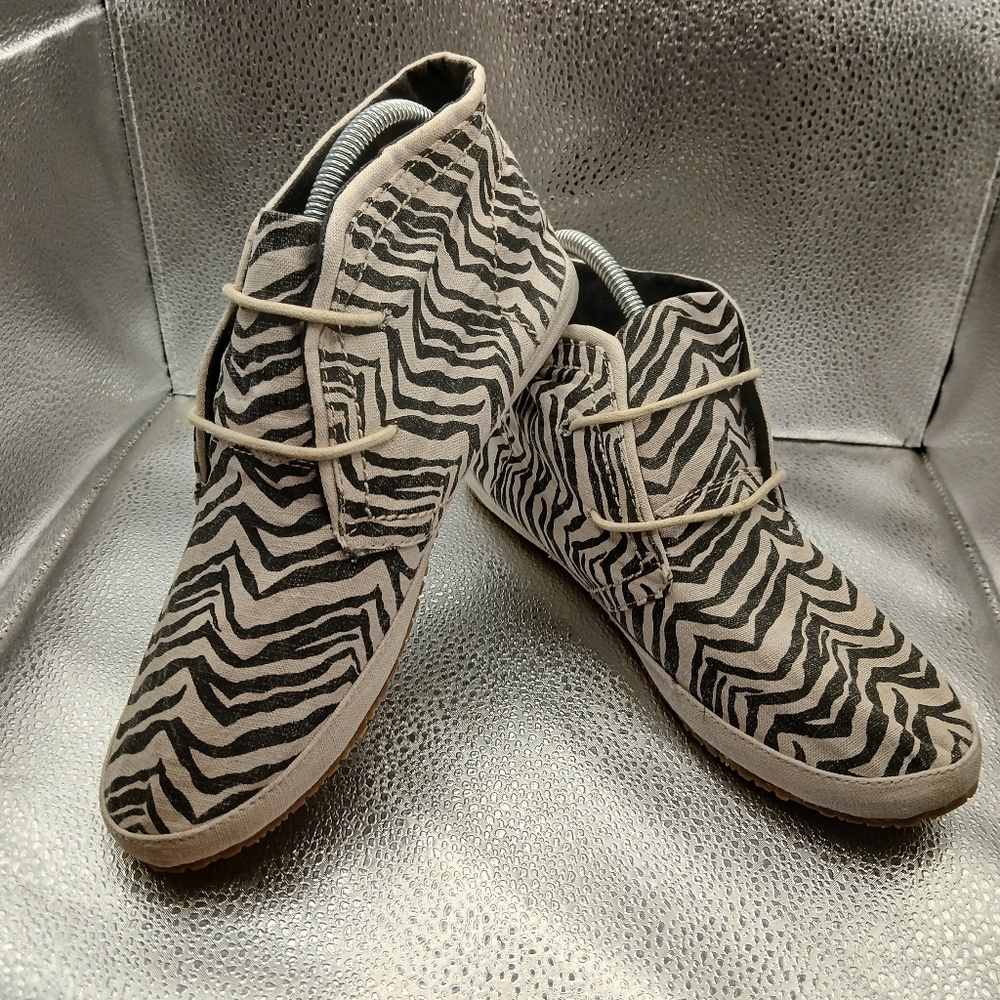 Sanuk Black And White Zebra Print High Top Sneakers Womems Size 9
